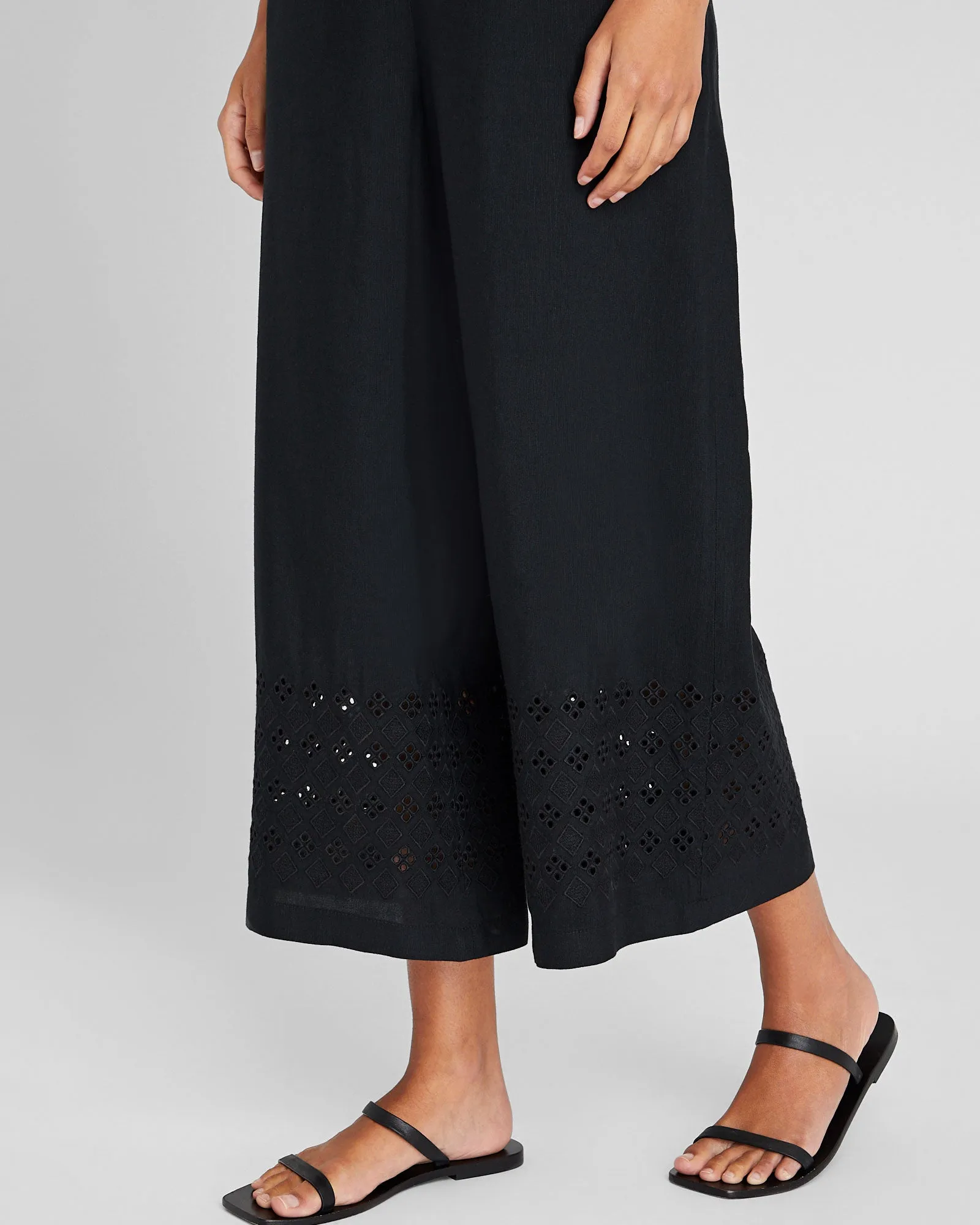 Eyelet Detail Cropped Pant