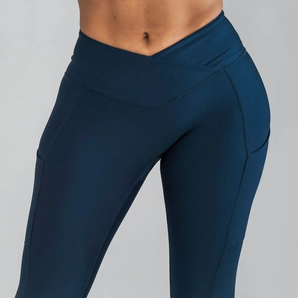 Pristine Pocket Capri Leggings | MIDNIGHT
