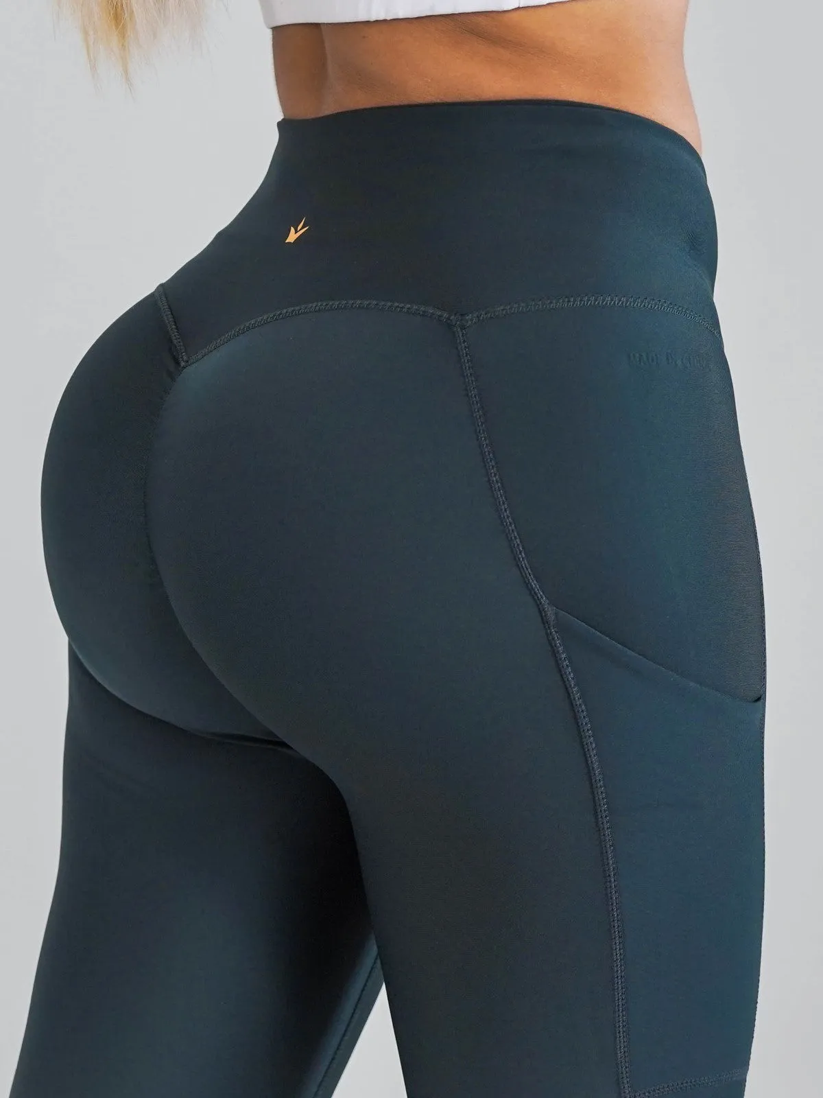 Pristine Pocket Capri Leggings | SLATE